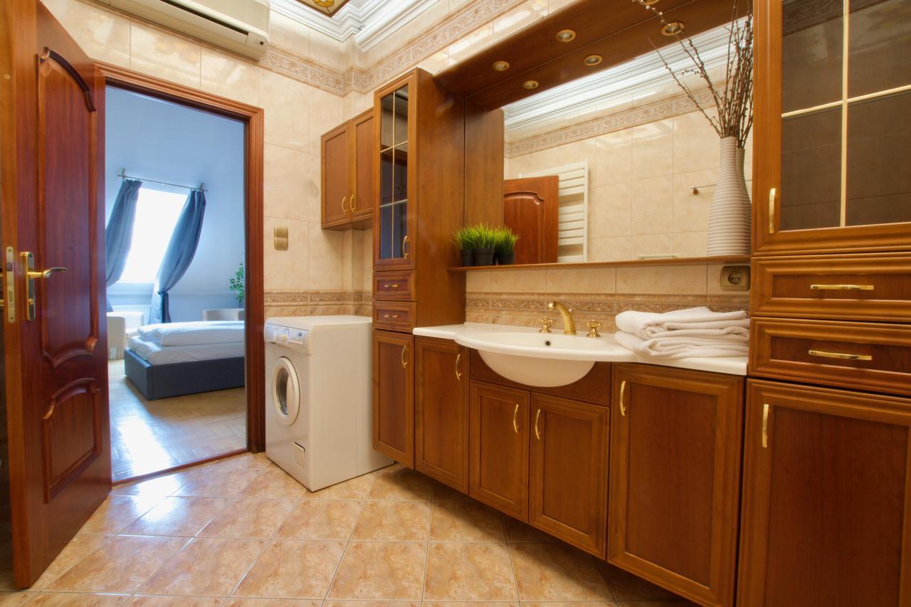 Standerd Apartment By Hi5 - Lovag Family Suites 부다페스트 외부 사진